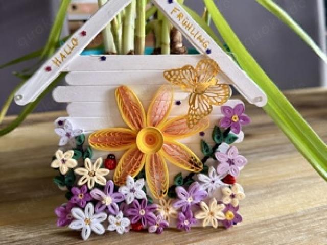 Frühlingshaftes Deko-Häuschen mit Quilling Blumen   handgemacht - 1